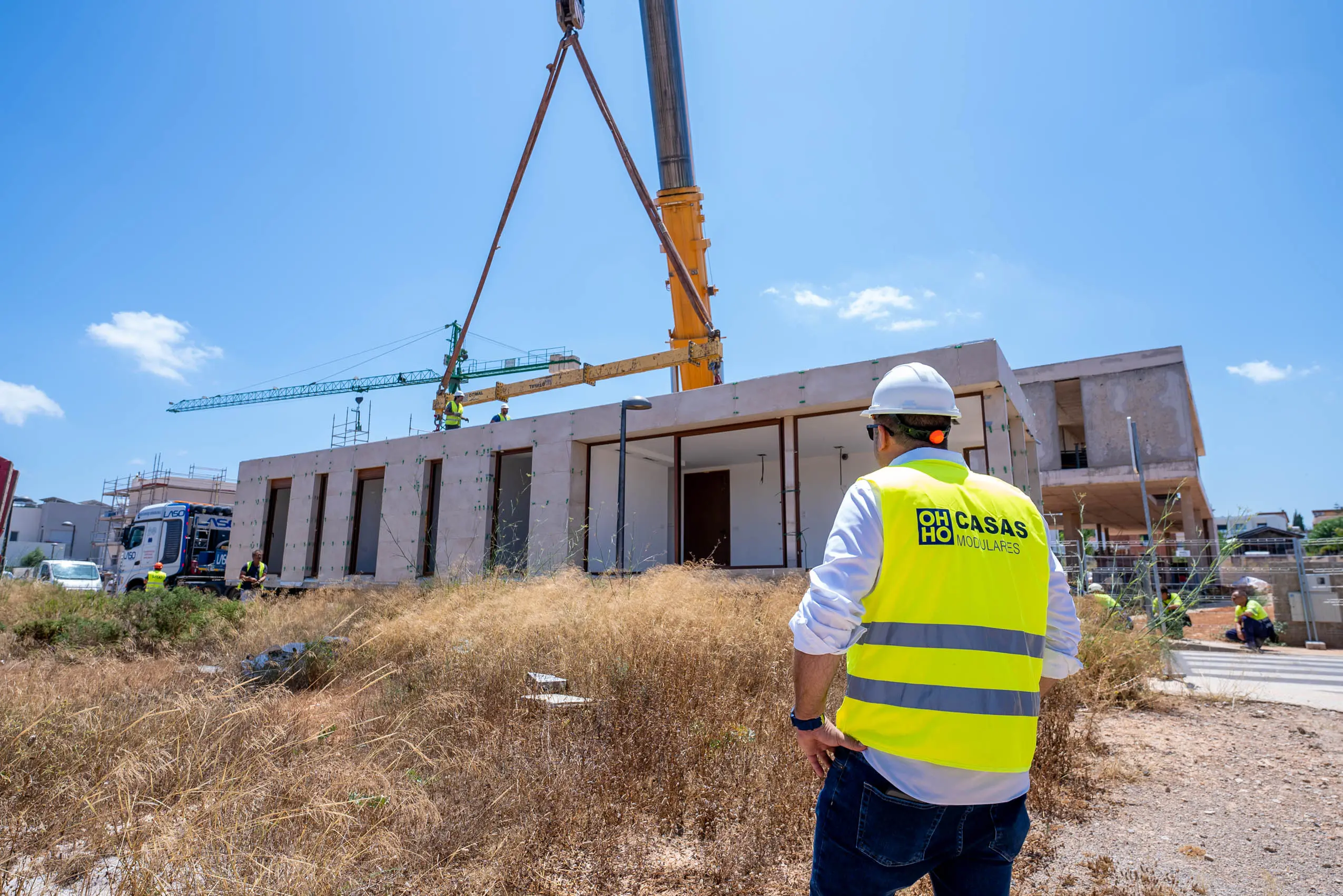 Montaje de los módulos de OH Casas con grúa